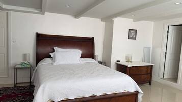 Tabla de planchar con plancha, wifi y ropa de cama