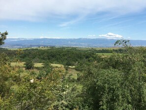A landscape with a view of distant mountains and a clear sky. - Camping 3 étoiles - Piscine  - ccbgcdd (Plats)