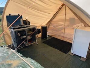 A tent with a portable stove, a black mat, and a white appliance. - Camping 3 étoiles - Piscine  - ccbgcdd (Plats)