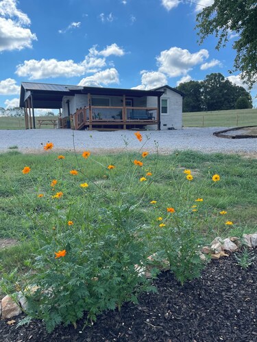 Cozy and beautiful countryside  2-bedroom cottage in pleasant Tuscumbia with AC.