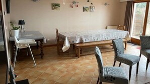 A room with a bed, a table, chairs, a potted plant, and artwork on the walls. - Camping 3 étoiles - Piscine  - ccbgcdg (Plats)