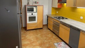 A compact kitchen with a refrigerator, microwave, oven, stove, and cabinets. - Camping 3 étoiles - Piscine  - ccbgcdg (Plats)