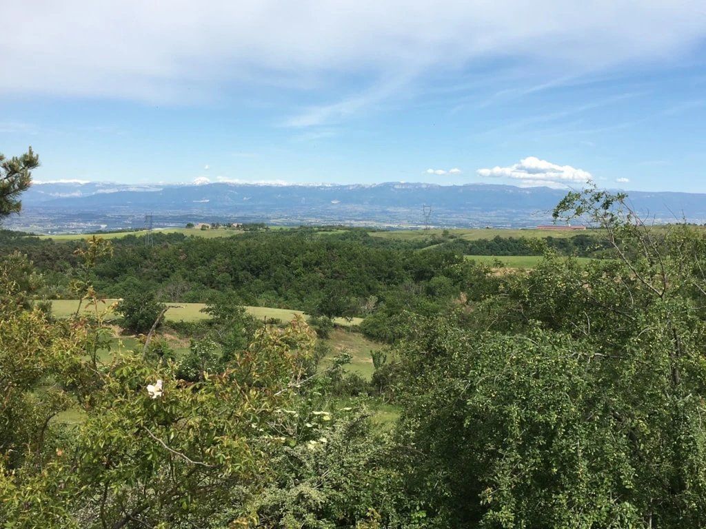 Eine Landschaft mit Blick auf ferne Berge und einem klaren Himmel.