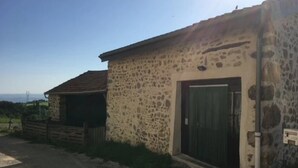 A stone building with a dark door and a small window. - Camping 3 étoiles - Piscine  - ccbgcdh (Plats)