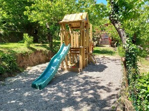 Ein Spielplatz mit Rutsche und Klettergerüst.
