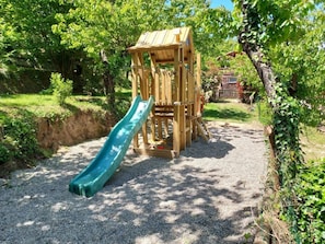 Ein Spielplatz mit Rutsche und Klettergerüst.