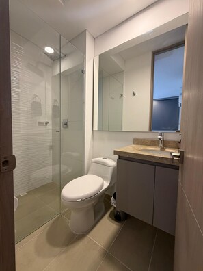 Dusj, hårføner, håndklær og såpe