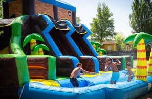 An inflatable water play area with slides and water features. - Camping 3 étoiles - Piscine  - ccbgbdd (Grospierres)
