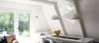 Modernes, gemütliches Ferienhaus mit Kamin und Sauna und großem Garten