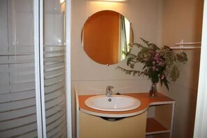 Bathroom - Chalet 3 étoiles - Piscine  - ccbgace (Le Mas-d'Azil)