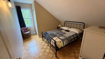 4 bedrooms, iron/ironing board, WiFi, bed sheets