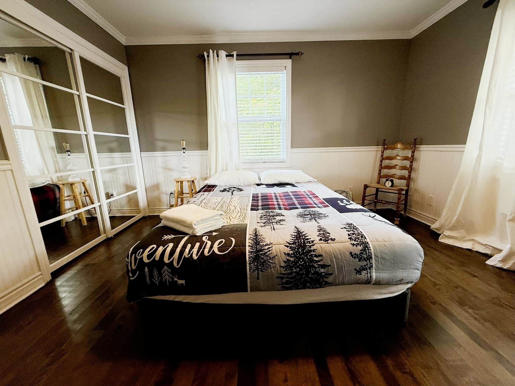 4 bedrooms, iron/ironing board, WiFi, bed sheets