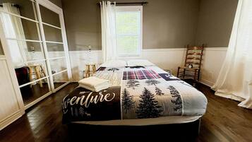 4 bedrooms, iron/ironing board, WiFi, bed sheets