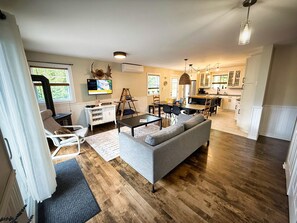 Smart-TV, Kamin, DVD-Player, Bücher