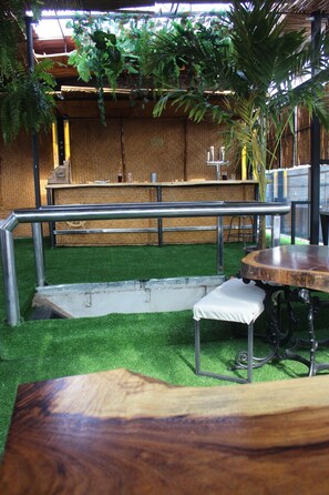 Outdoor dining - Aquí Comes Rico Airport Hostel (Ciudad de México)