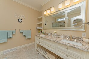 Bathroom - Gorgeous Views of Round lake (Round Lake)