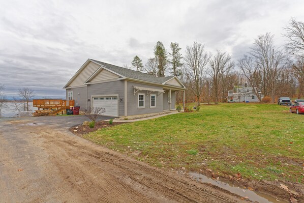 Exterior - Gorgeous Views of Round lake (Round Lake)