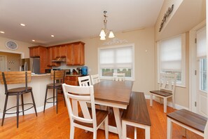 Dining - Gorgeous Views of Round lake (Round Lake)