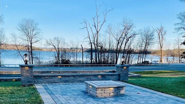 Terrace/patio - Gorgeous Views of Round lake (Round Lake)