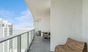 Property grounds - Lyfe 2-bedroom apartment over the beach great view (Hollywood)
