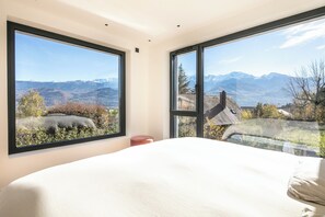 Room - Gorgeous 4-bedroom house with AC in charming Bernin France (Bernin)