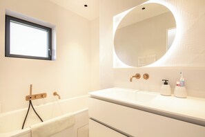 Bathroom - Gorgeous 4-bedroom house with AC in charming Bernin France (Bernin)