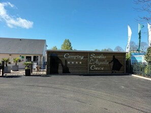 Rakennuksessa on kyltti, jossa lukee: »Camping Sunil L’Aiguille Creuse».