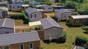 En grupp husvagnar med tillhörande verandor och en liten gräsyta i mitten.