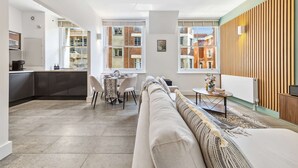 Eine moderne Wohnung mit Küche, Essbereich und Wohnzimmer.