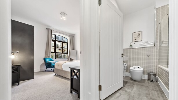 Ein modernes Badezimmer mit Dusche, Toilette und Waschbecken.