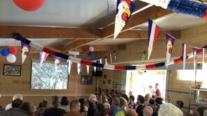 A room with wooden beams, a projector screen, and a crowd of people. - Camping 3 étoiles - Piscine  - ccbgdcd (Rennes-les-Bains)
