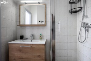 Dusj, hårføner og håndklær