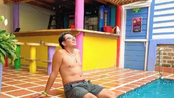 Una piscina al aire libre