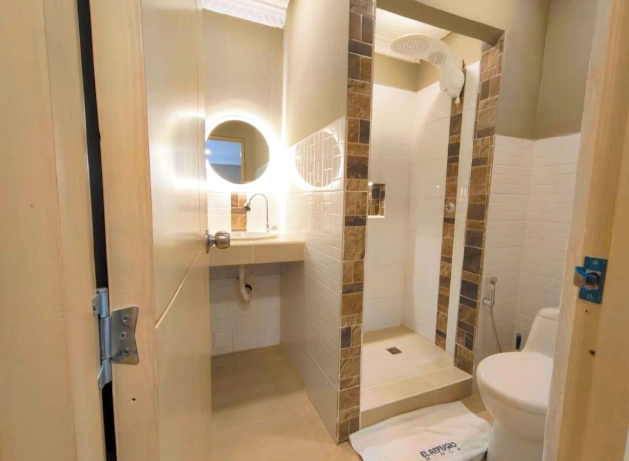 Quarto casal conforto, sacada, vista para a montanha | Banheiro | Chuveiro, toalhas de banho, sabonete, papel higiênico