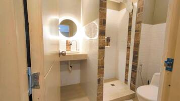 Habitación Confort doble, balcón, vistas a la montaña | Baño | Ducha, toallas, jabón y papel higiénico