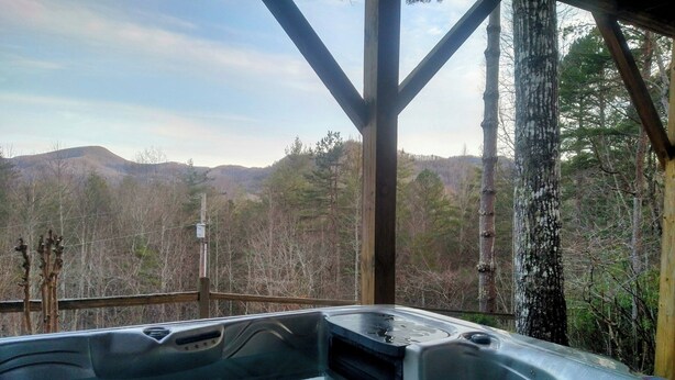 Un bain à remous avec vue sur une forêt et des montagnes.