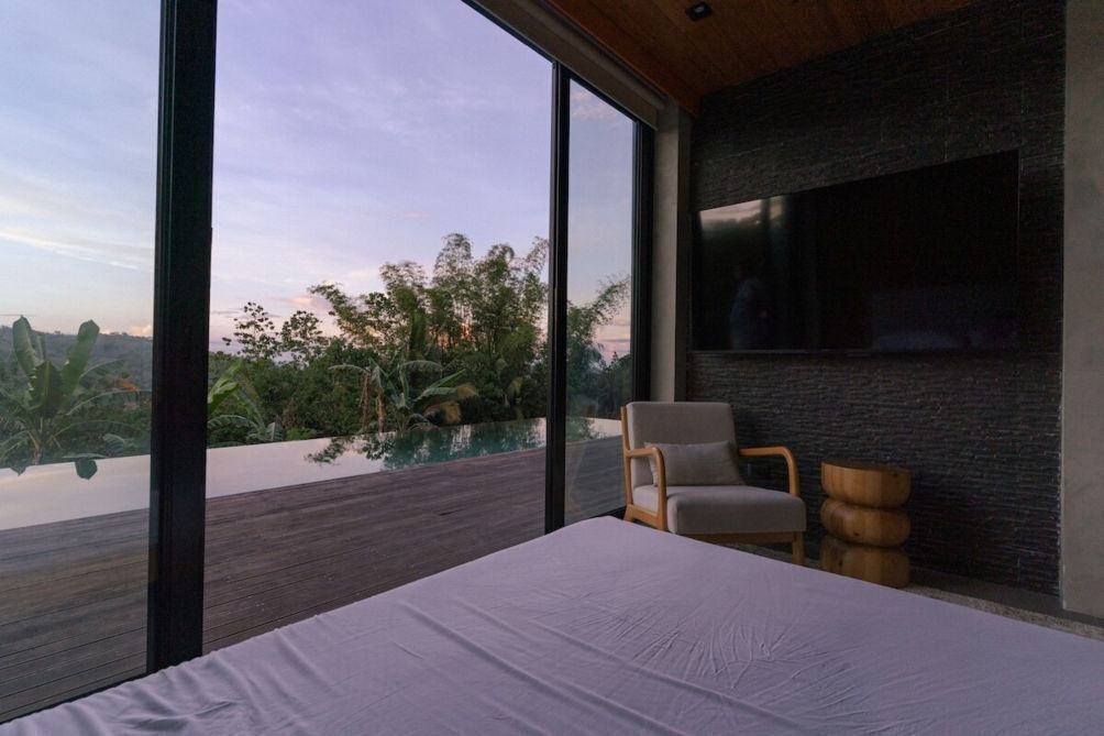 Tabla de planchar con plancha y ropa de cama 