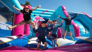 Children playing on a colorful inflatable bounce house. - Camping 4 étoiles - Parc aquatique - ccbgdea (La Baule)