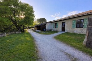A rustic stone building with a gravel path leading to it, surrounded by greenery. - Camping 3 étoiles - Piscine  - ccbfi0h (Mauroux)