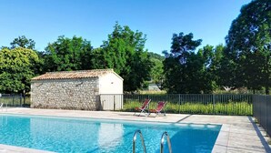 A swimming pool with a stone building and lounge chairs. - Camping 3 étoiles - Piscine  - ccbc0gc (Chambonas)