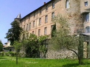 Ein großes, historisches Gebäude mit vielen Fenstern und einer Steinwand.