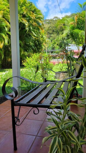 Terrace/patio - 2-bedroom apartment in adorable Quepos with AC and comfort (Quepos)