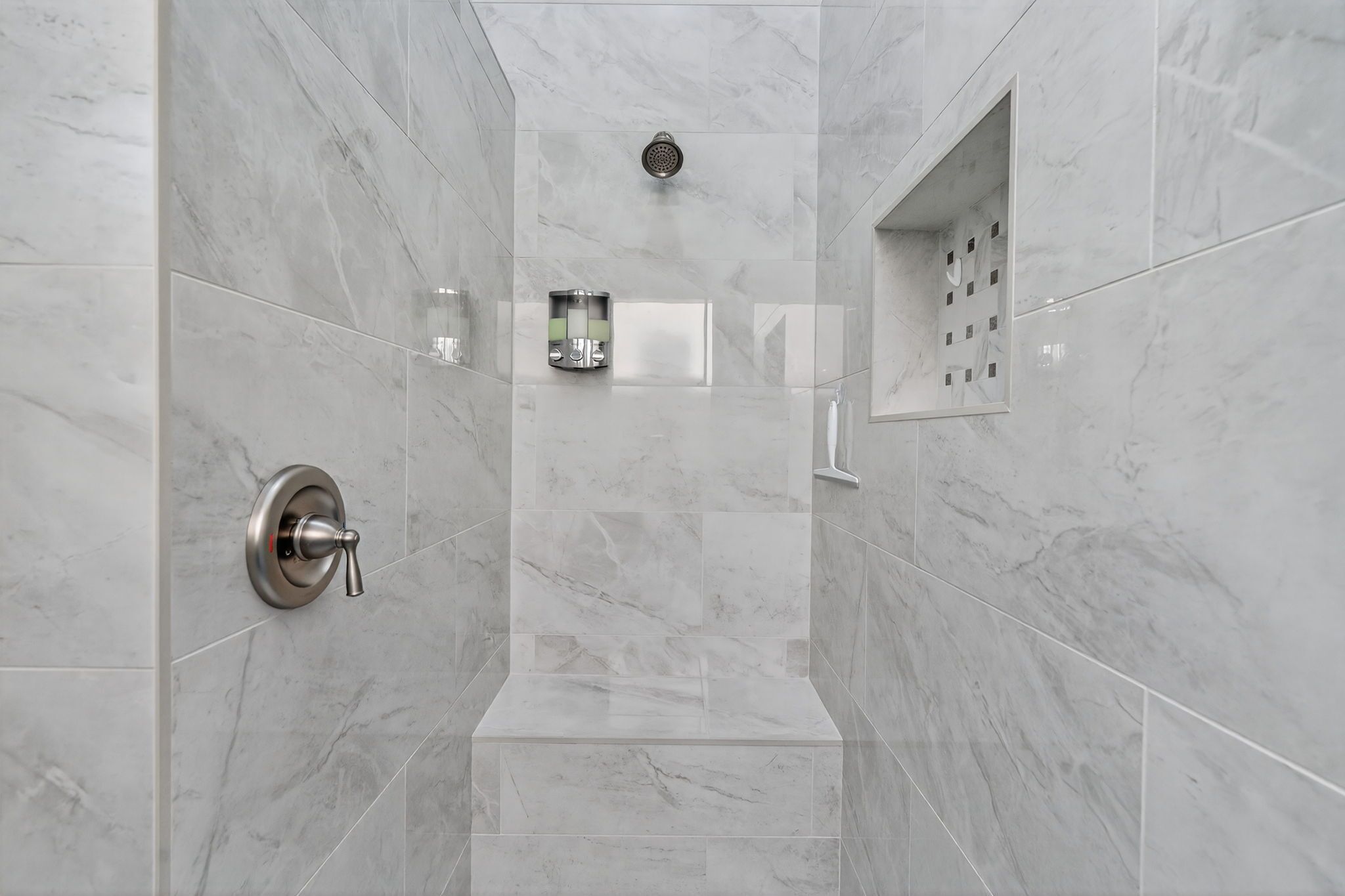 Douche, sèche-cheveux, serviettes fournies, savon
