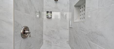 Douche, sĂšche-cheveux, serviettes fournies, savon