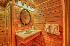 Ferienhütte, Mehrere Betten (A Splash Country #2445) | Badezimmer