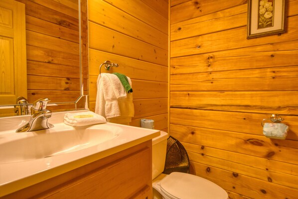 Ferienhütte, Mehrere Betten (Pigeon Forge Waterworld #2449) | Badezimmer