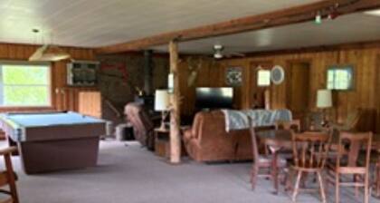 Peaceful 2-bedroom cabin with AC in welcoming Villa Ridge