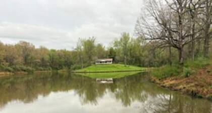 Peaceful 2-bedroom cabin with AC in welcoming Villa Ridge