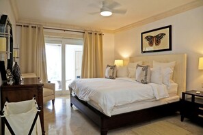 Ein Hotelzimmer mit Bett, Nachttischen, Schreibtisch und Stuhl.