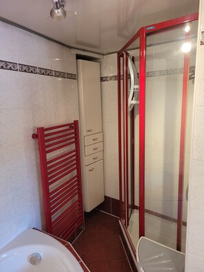 Ein Badezimmer mit Duschkabine, Badewanne und Toilette.